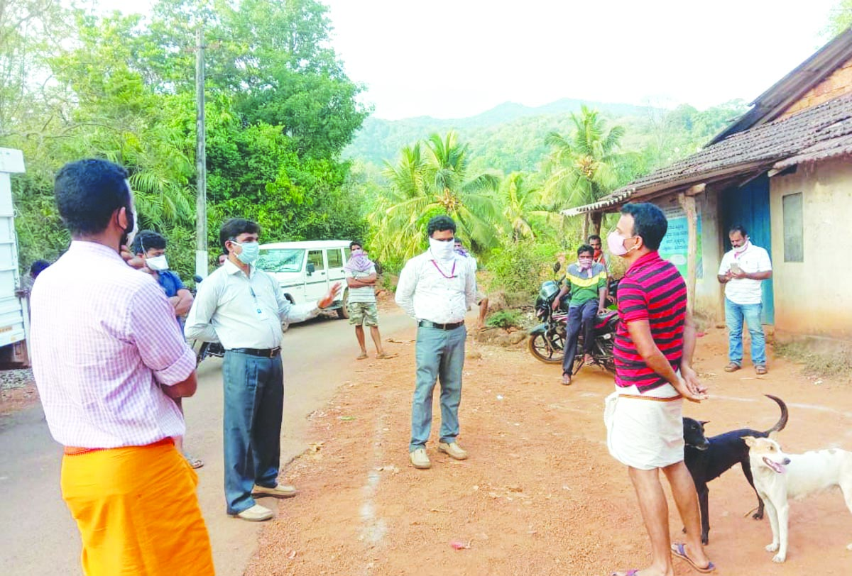 ಲಾಕ್ಡೌನ್: ಪಾಸ್ಗೆ ಹಣ ಪಡೆಯುತ್ತಿದ್ದವರಿಗೆ ಅಧಿಕಾರಿಗಳಿಂದ ಎಚ್ಚರಿಕೆ